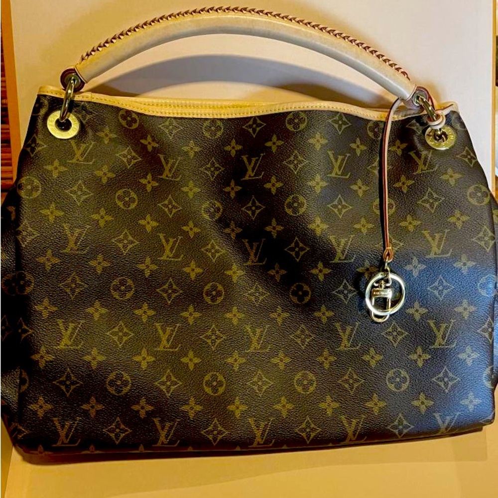 Louis Vuitton Artsy MM 

16.1 x 12.6 x 8.7 in
(length x height x width)